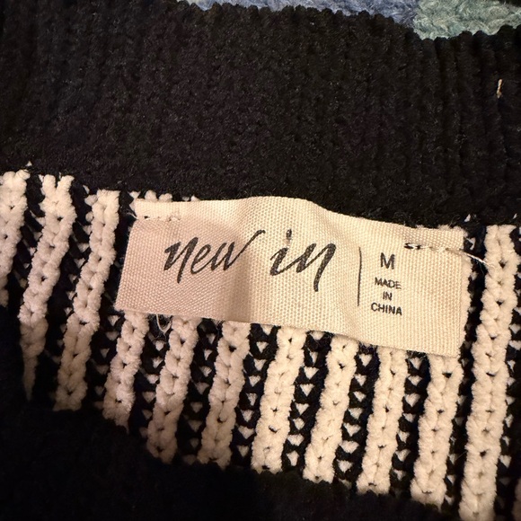 New In Two Tone Sweater size medium - Picture 5 of 6